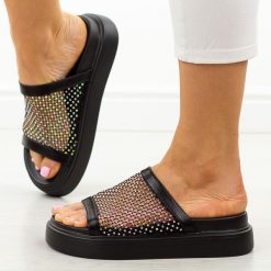 Czarne klapki damskie na platformie DiA 51-016. Czarne klapki damskie DiA, na lato, z aplikacjami, z jeansu, eleganckie, bez obcasa, na platformie, bez zapięcia. Za 169.00 zł.
