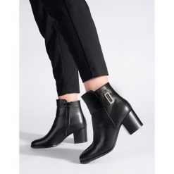 Klasyczne eleganckie czarne botki na słupku Sergio Leone. Czarne botki damskie na jesień, bez wzorów, eleganckie, bez obcasa, na słupku, bez zapięcia. Za 231.50 zł.