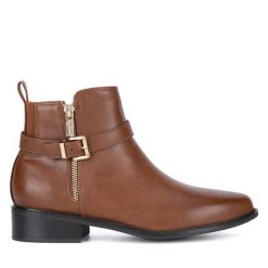 Botki Clara Barson. Brązowe botki damskie Clara Barson, bez wzorów, bez obcasa, na płaskiej podeszwie, bez zapięcia. Za 149.99 zł.