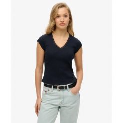 T-shirt z dekoltem w serek i koronkowym wykończeniem dla kobiet Superdry Athleti. Niebieskie koszulki sportowe damskie Superdry, bez wzorów, z koronki, bez ramiączek. Za 126.20 zł.