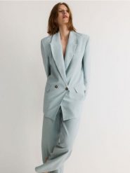 Marynarka z modalem - jasnozielony. Zielone marynarki i żakiety damskie Reserved, bez wzorów, z tkaniny, bez kołnierzyka, bez ramiączek. W wyprzedaży za 89.99 zł.