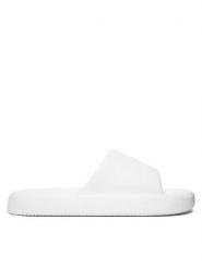 Guess Klapki F6GZ04 BB00F Biały. Białe klapki męskie Guess, z aplikacjami, z syntetyku, bez zapięcia. Za 179.99 zł.