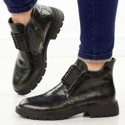 Zielone lakierowane botki damskie M.Daszyński 2501-10. Zielone botki damskie M.Daszyński, na jesień, bez wzorów, z jeansu, biznesowe, z okrągłym noskiem, bez obcasa, bez zapięcia. W wyprzedaży za 179.10 zł.