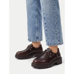 Półbuty Guess Jeans. Brązowe półbuty damskie Guess Jeans, z aplikacjami, z jeansu, bez obcasa, na płaskiej podeszwie, bez zapięcia. Za 249.99 zł.