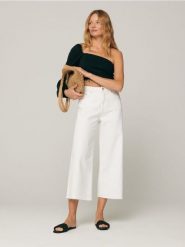Jeansy cropped high waist - kremowy. Białe jeansy damskie Sinsay, bez wzorów, z bawełny, z podwyższonym stanem. Za 79.99 zł.