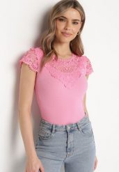 Różowy Prążkowany T-shirt z Koronkową Wstawką Glilama. Czerwone t-shirty damskie Born2be, m, z aplikacjami, z koronki, eleganckie, bez kołnierzyka, bez ramiączek. Za 39.99 zł.