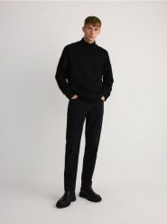 Sweter z domieszką wełny - czarny. Czarne swetry męskie Reserved, l, bez wzorów, z dzianiny, bez kołnierzyka, bez ramiączek. W wyprzedaży za 59.99 zł.