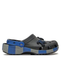 Klapki Crocs. Zielone klapki damskie Crocs, bez wzorów, bez obcasa, bez zapięcia. Za 139.99 zł.