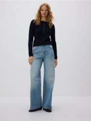 Strukturalny sweter z guzikami - granatowy. Niebieskie swetry nierozpinane damskie Reserved, l, bez wzorów, z dzianiny, bez kołnierzyka, bez ramiączek. W wyprzedaży za 69.99 zł.