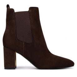 Botki Guess. Brązowe botki damskie Guess, z aplikacjami, bez obcasa, na słupku, bez zapięcia. Za 674.99 zł.