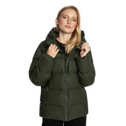 Kurtka zimowa damska Rains Alta Puffer. Zielone kurtki sportowe damskie Rains, na zimę, m, bez wzorów, bez ramiączek, bez kaptura, trekkingowe. W wyprzedaży za 1,354.80 zł.