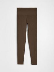 Prążkowane legginsy basic - brązowy. Brązowe legginsy damskie Sinsay, bez wzorów, prążkowane. Za 39.99 zł.