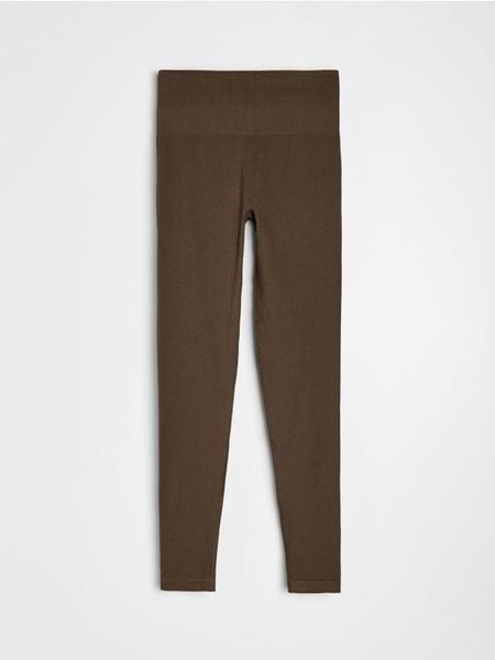 Prążkowane legginsy basic - brązowy. Brązowe legginsy damskie Sinsay, bez wzorów, prążkowane. Za 39.99 zł.