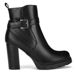 Botki Clara Barson. Czarne botki damskie Clara Barson, bez wzorów, bez obcasa, na słupku, bez zapięcia. Za 179.99 zł.