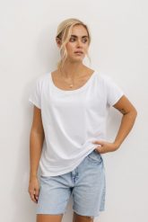 T-SHIRT ALICE BIAŁY One size - Flawless. Białe t-shirty damskie Flawless, uniwersalny, bez wzorów, z bawełny, klasyczne, bez kołnierzyka, bez ramiączek. Za 167.00 zł.