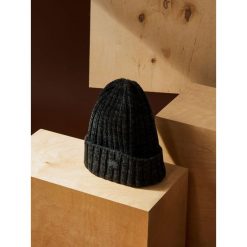 CZAPKA MĘSKA. Szare czapki męskie TOP SECRET, na jesień, bez wzorów, z dzianiny. W wyprzedaży za 24.99 zł.