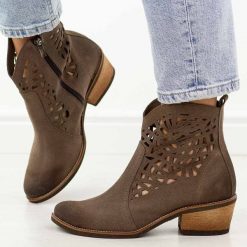 Taupe skórzane Polskie botki damskie, kowbojki ażurowe na obcasie Deoni Ko-07B. Botki damskie Deoni, na jesień, w ażurowe wzory, z jeansu, boho, bez obcasa, na obcasie, bez zapięcia. Za 539.00 zł.