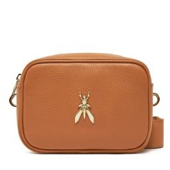 Torebka Patrizia Pepe. Brązowe listonoszki damskie Patrizia Pepe, bez wzorów, bez dodatków. Za 469.99 zł.