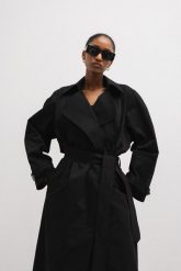 Klasyczny bawełniany trencz w kolorze BLACK MAGIC -VENICE-M/L. Czarne płaszcze damskie Marsala, l, bez wzorów, z bawełny, eleganckie, bez kołnierzyka, bez kaptura. Za 1,299.90 zł.