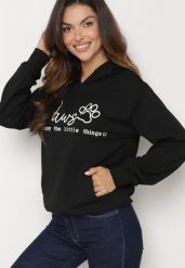 Czarna Bluza z Bawełną i Kapturem Ozdobiona Napisem Zalabina. Czarne bluzy damskie Born2be, l, z aplikacjami, z bawełny, bez ramiączek, z kapturem. Za 79.99 zł.