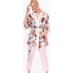 ŻAKIET TYPU KIMONO W KWIATOWY WZÓR, Z PASEM. Białe marynarki i żakiety damskie TOP SECRET, bez wzorów, eleganckie, bez kołnierzyka, bez ramiączek. W wyprzedaży za 44.99 zł.