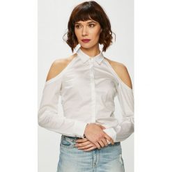 Guess Jeans - Bluzka Piera. Białe bluzki damskie Guess Jeans, s, z aplikacjami, z bawełny, casualowe, bez kołnierzyka, bez ramiączek. W wyprzedaży za 229.90 zł.