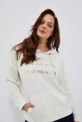 Bluza z kapturem i ozdobnym napisem perłowa. Białe bluzy damskie MOODO, l, bez wzorów, z bawełny, bez ramiączek, z kapturem. W wyprzedaży za 69.99 zł.