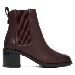 Botki Clarks. Czerwone botki damskie Clarks, bez wzorów, bez obcasa, na słupku, bez zapięcia. Za 419.99 zł.