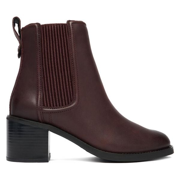 Botki Clarks. Czerwone botki damskie Clarks, bez wzorów, bez obcasa, na słupku, bez zapięcia. Za 419.99 zł.