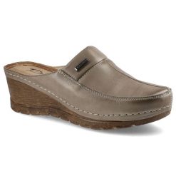 Beżowe Klapki Damskie Pollonus Wygodne Buty. Brązowe klapki damskie Pollonus, bez wzorów, ze skóry, bez obcasa, na koturnie, bez zapięcia. Za 129.00 zł.