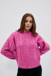 Sweter w warkoczowy splot fuksjowy. Swetry nierozpinane damskie MOODO, l, bez wzorów, z poliesteru, bez kołnierzyka, bez ramiączek. W wyprzedaży za 59.99 zł.