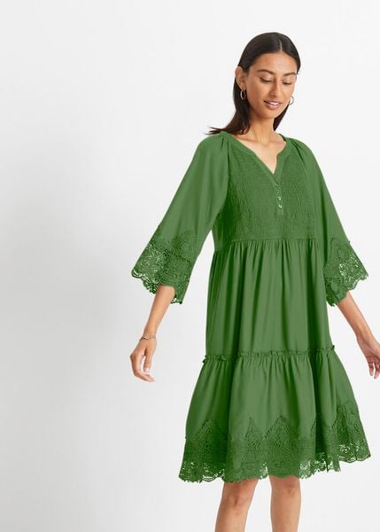 Sukienka szmizjerka z koronką. Czarne sukienki damskie bonprix, bez wzorów, z koronki, bez kołnierzyka, bez ramiączek, szmizjerki. Za 209.99 zł.