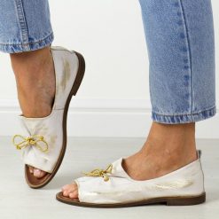 Złote przecierane skórzane Polskie sandały damskie z zakrytą piętą Deoni D488d. Żółte sandały damskie Deoni, bez wzorów, ze skóry, bez obcasa, na obcasie, bez zapięcia. Za 399.00 zł.