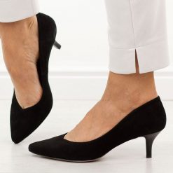 Czarne zamszowe skórzane Polskie niskie szpilki damskie Prestige 2105/szpX. Czarne szpilki damskie Prestige, bez wzorów, ze skóry, bez obcasa, na szpilce, bez zapięcia. Za 399.00 zł.