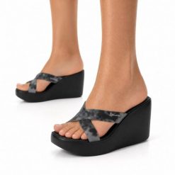 Klapki damskie na platformie Ipanema 83520 HIGH FASHION SLIDE FEM. Czarne klapki damskie Ipanema, na lato, bez wzorów, z materiału, eleganckie, bez obcasa, na platformie, bez zapięcia. Za 99.00 zł.
