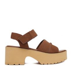 Sandały JENNY. Brązowe sandały damskie Jenny, bez wzorów, bez obcasa, na słupku, bez zapięcia. Za 139.99 zł.
