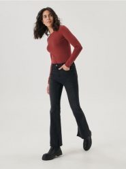 Sweter z ozdobnymi guzikami - pomarańczowy. Brązowe swetry nierozpinane damskie Sinsay, l, bez wzorów, bez kołnierzyka, bez ramiączek. W wyprzedaży za 19.99 zł.