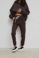 Spodnie dresowe typu jogger w kolorze CHOCOLATE - DRIPS-S. Czarne spodnie dresowe damskie Marsala, bez wzorów, z bawełny, eleganckie. Za 259.90 zł.