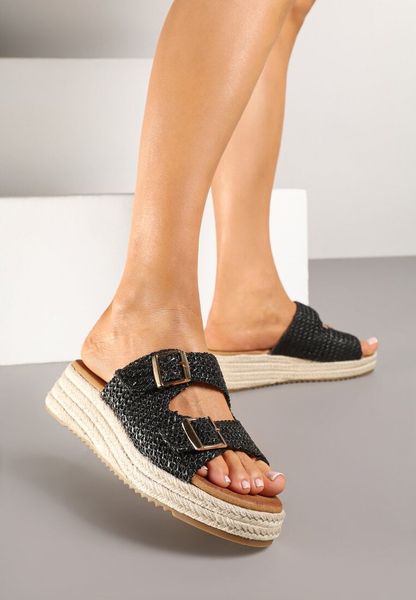 Czarne Klapki na Plecionej Podeszwie Ozdobionej Klamrami Liaritia. Czarne klapki damskie Renee, na lato, bez wzorów, z zamszu, eleganckie, bez obcasa, na koturnie, bez zapięcia. Za 109.99 zł.