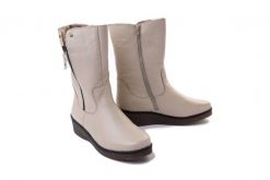 RIEKER Y4653-60 beige, kozaki damskie. Brązowe kozaki damskie Rieker, na zimę, bez wzorów, z wełny, bez obcasa, na koturnie, bez zapięcia. Za 449.90 zł.