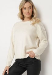 Jasnobeżowy Sweter z Wełną i Aplikacjami na Ramionach Gebirae. Brązowe swetry nierozpinane damskie Born2be, z aplikacjami, z jeansu, eleganckie, bez kołnierzyka, bez ramiączek. Za 129.99 zł.