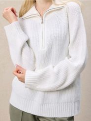 Strukturalny sweter z kołnierzykiem - kremowy. Białe swetry nierozpinane damskie Sinsay, l, bez wzorów, bez kołnierzyka, bez ramiączek. Za 59.99 zł.