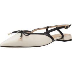 Sandały CLARKS 26186115C Beżowy. Brązowe sandały damskie Clarks, bez wzorów, ze skóry, bez obcasa, bez zapięcia. Za 351.99 zł.