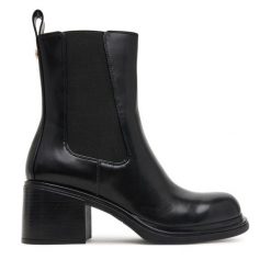 Botki Armani Exchange. Czarne botki damskie Armani Exchange, bez wzorów, bez obcasa, na słupku, bez zapięcia. Za 1,059.00 zł.