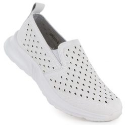 Półbuty damskie wsuwane ażurowe białe NEWS 210. Białe półbuty damskie NEWS, w ażurowe wzory, ze skóry ekologicznej, bez obcasa, bez zapięcia. Za 119.99 zł.