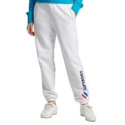 Spodnie turystyczne damskie Superdry Code Applique dresowe. Białe spodnie dresowe damskie Superdry, bez wzorów, z bawełny, sportowe, trekkingowe. Za 155.00 zł.
