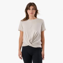 Koszulka treningowa damska Swedemount Core Wrap Soft Tee szybkoschnąca. Szare bluzki damskie SWEDEMOUNT, bez wzorów, sportowe, bez kołnierzyka, bez ramiączek. Za 79.99 zł.