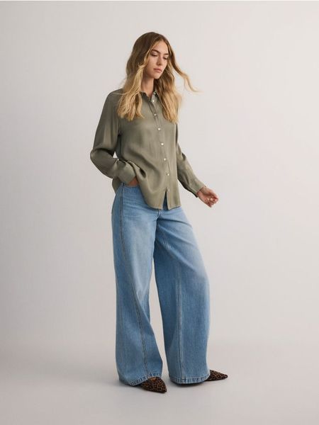 Koszula z wiskozy - ciemnozielony. Zielone koszule damskie Reserved, l, bez wzorów, z wiskozy, bez kołnierzyka, bez ramiączek. W wyprzedaży za 59.99 zł.