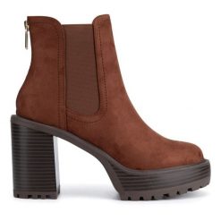 Botki Nine West. Brązowe botki damskie Nine West, bez wzorów, bez obcasa, na słupku, bez zapięcia. Za 299.99 zł.