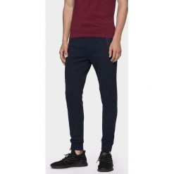 Spodnie dresowe męskie SPMD006 - granat. Spodnie sportowe męskie 4F, m, bez wzorów, z dresówki. W wyprzedaży za 149.99 zł.
